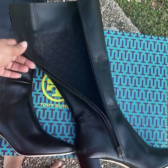 Elegant Black Leather Knee-High Boots - Picture 6 of 11